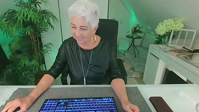 Snapshot of LovelyHelena chatting on October 24, 2025, 2:02 pm LovelyHelena online show from October 24, 2025, 2:02 pm
