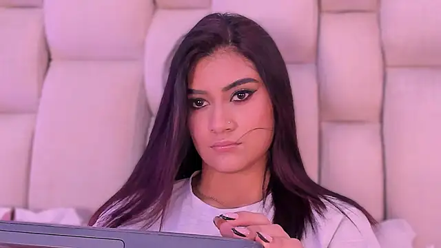 Snapshot of KatherineRuiz_ chatting on March 15, 2026, 12:33 pm KatherineRuiz online show from March 15, 2026, 12:33 pm