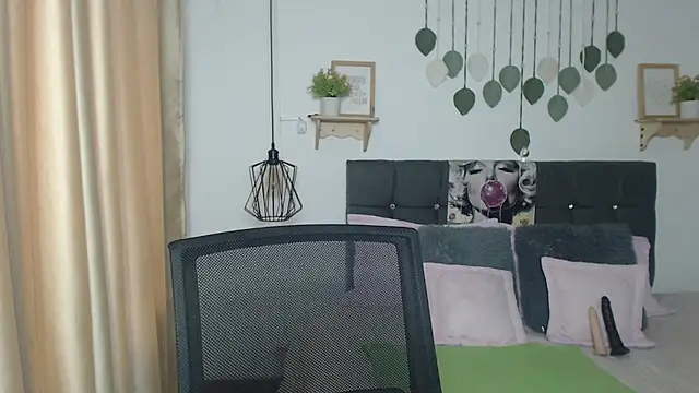 Emma hassani online show from April 15, 2026, 2:02 pm