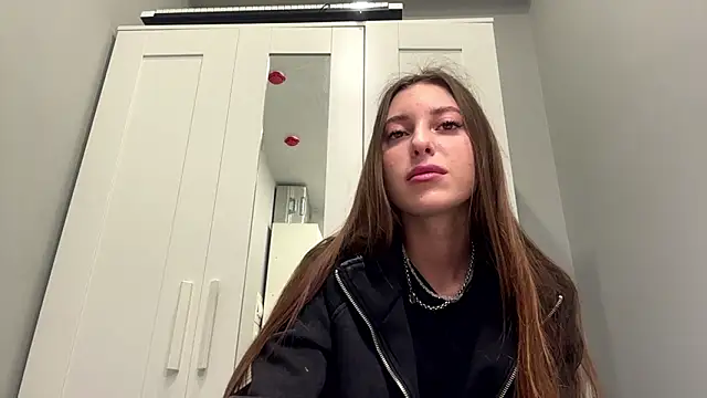 Snapshot of selena_favn chatting on March 6, 2026, 2:19 am selena favn online show from March 6, 2026, 2:19 am