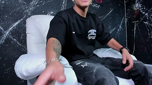 DylanRoyce  online show from March 3, 2026, 12:33 pm