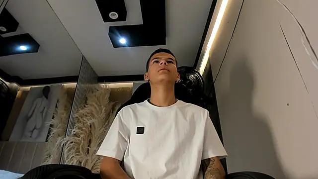 DylanRoyce  online show from April 4, 2026, 12:13 pm