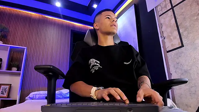 DylanRoyce  online show from April 7, 2026, 12:16 pm