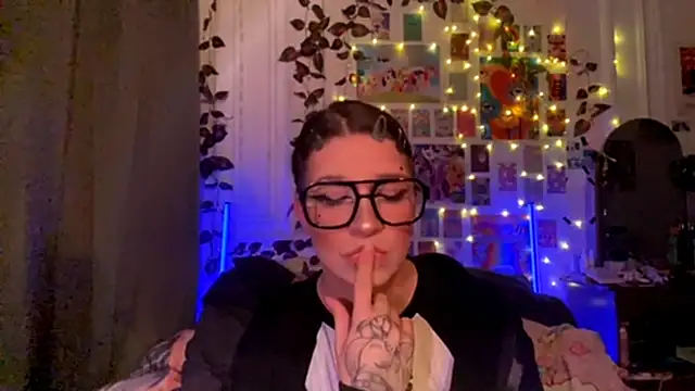 Snapshot of moonvampiq chatting on February 26, 2026, 11:04 pm moonvampiq online show from February 26, 2026, 11:04 pm