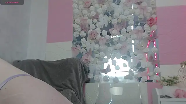 EmberLuna  online show from June 26, 2026, 6:29 am