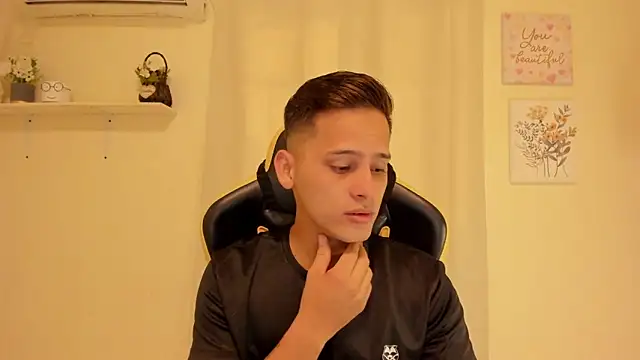 sexy andres01 online show from May 20, 2026, 1:39 pm