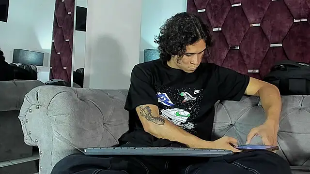Snapshot of TonyBenedetti chatting on April 16, 2026, 9:39 pm TonyBenedetti online show from April 16, 2026, 9:39 pm
