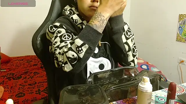 Divinejewel69 online show from April 14, 2026, 9:59 am