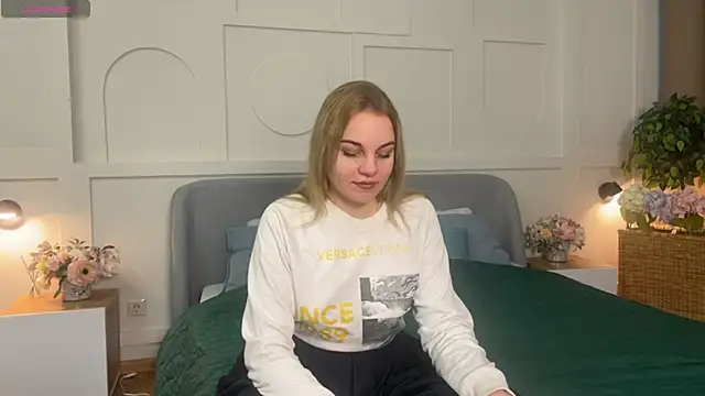 Snapshot of Glow_Margo chatting on March 12, 2026, 1:23 am Glow Margo online show from March 12, 2026, 1:23 am