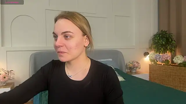 Snapshot of Glow_Margo chatting on March 13, 2026, 1:23 am Glow Margo online show from March 13, 2026, 1:23 am