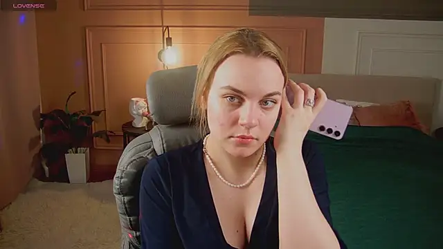 Snapshot of Glow_Margo chatting on April 10, 2026, 1:11 am Glow Margo online show from April 10, 2026, 1:11 am