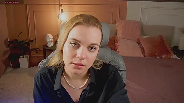 Snapshot of Glow_Margo chatting on April 11, 2026, 12:59 am Glow Margo online show from April 11, 2026, 12:59 am