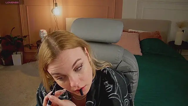 Snapshot of Glow_Margo chatting on April 12, 2026, 1:10 am Glow Margo online show from April 12, 2026, 1:10 am