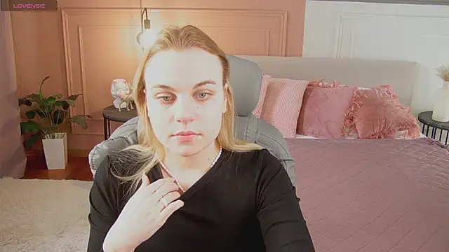 Snapshot of Glow_Margo chatting on April 14, 2026, 1:11 am Glow Margo online show from April 14, 2026, 1:11 am