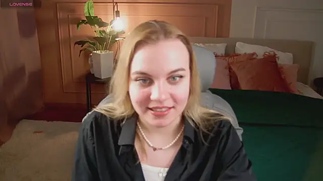 Snapshot of Glow_Margo chatting on April 18, 2026, 1:09 am Glow Margo online show from April 18, 2026, 1:09 am