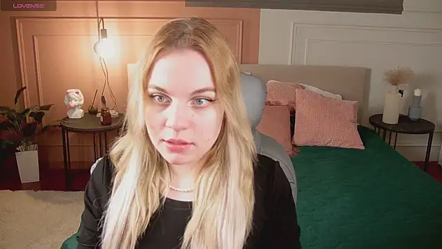Snapshot of Glow_Margo chatting on April 23, 2026, 1:07 am Glow Margo online show from April 23, 2026, 1:07 am