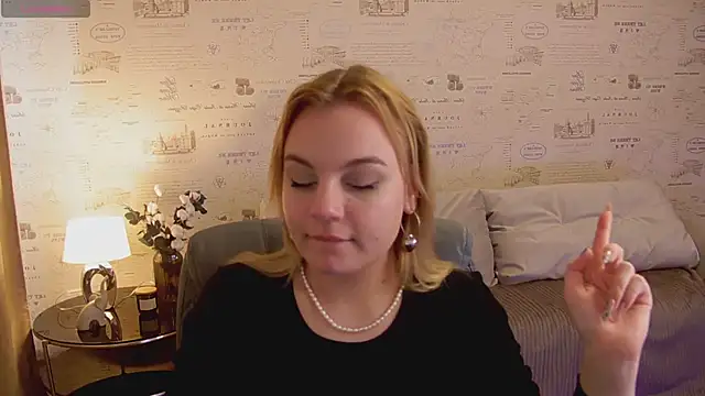 Snapshot of Glow_Margo chatting on May 6, 2026, 3:02 am Glow Margo online show from May 6, 2026, 3:02 am
