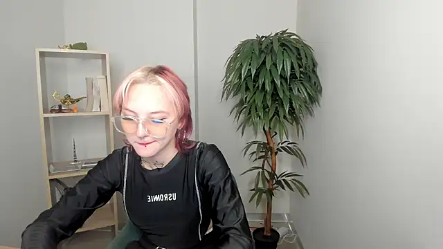 Snapshot of LilySalmond chatting on March 6, 2026, 8:11 am LilySalmond online show from March 6, 2026, 8:11 am