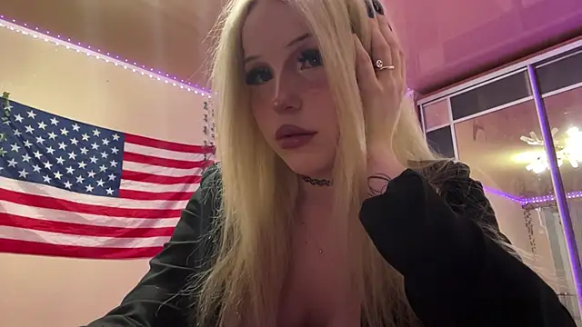 Snapshot of Mollywannatouch chatting on March 4, 2026, 8:15 pm Mollywannatouch online show from March 4, 2026, 8:15 pm