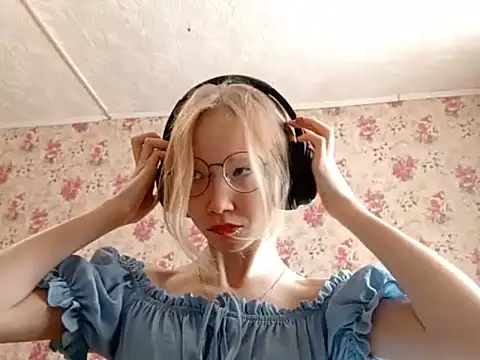 Snapshot of SoniqBliss chatting on February 27, 2026, 7:19 am SoniqBliss online show from February 27, 2026, 7:19 am