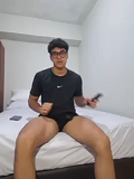 Snapshot of SweetMig chatting on March 4, 2026, 3:56 am SweetMig online show from March 4, 2026, 3:56 am