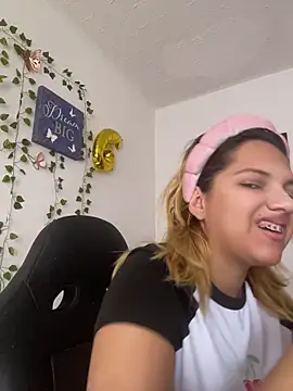 Snapshot of aurora_bela chatting on April 14, 2026, 1:50 pm aurora bela online show from April 14, 2026, 1:50 pm