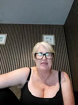 FlirtyFleur-x online show from June 7, 2026, 12:53 pm