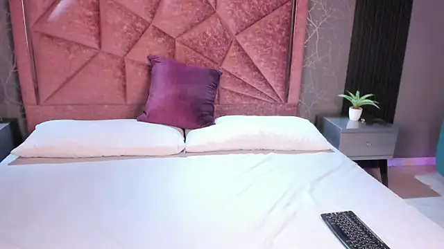 Snapshot of Cristal___ chatting on March 7, 2026, 12:35 pm Cristal online show from March 7, 2026, 12:35 pm