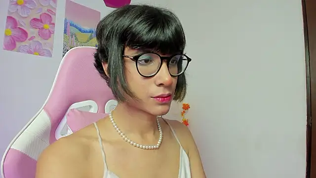 Snapshot of Madeline_21 chatting on March 4, 2026, 5:24 am Madeline 21 online show from March 4, 2026, 5:24 am