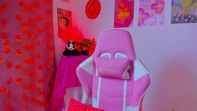 Snapshot of Madeline_21 chatting on April 1, 2026, 5:08 am Madeline 21 online show from April 1, 2026, 5:08 am