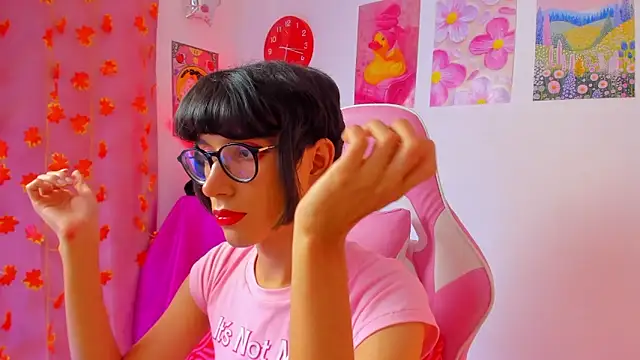 Snapshot of Madeline_21 chatting on April 6, 2026, 12:17 pm Madeline 21 online show from April 6, 2026, 12:17 pm