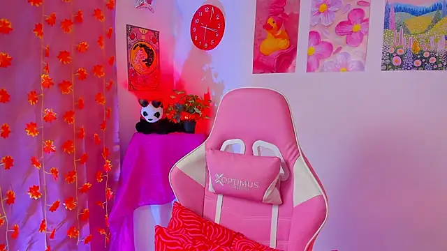 Snapshot of Madeline_21 chatting on April 16, 2026, 12:17 pm Madeline 21 online show from April 16, 2026, 12:17 pm