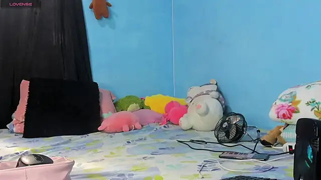 Snapshot of lolyclark chatting on May 8, 2026, 1:49 pm lolyclark online show from May 8, 2026, 1:49 pm