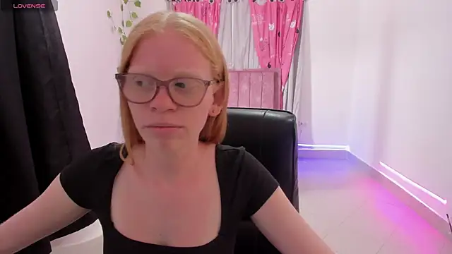 Albingirl online show from April 8, 2026, 8:20 pm