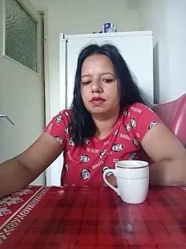 Snapshot of roxana_e43 chatting on June 28, 2026, 5:46 am roxana e43 online show from June 28, 2026, 5:46 am