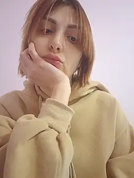 Snapshot of EllaSolar chatting on March 5, 2026, 6:04 pm EllaSolar online show from March 5, 2026, 6:04 pm