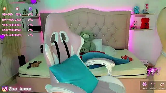 Zoe Luxxe  online show from May 23, 2026, 9:08 pm