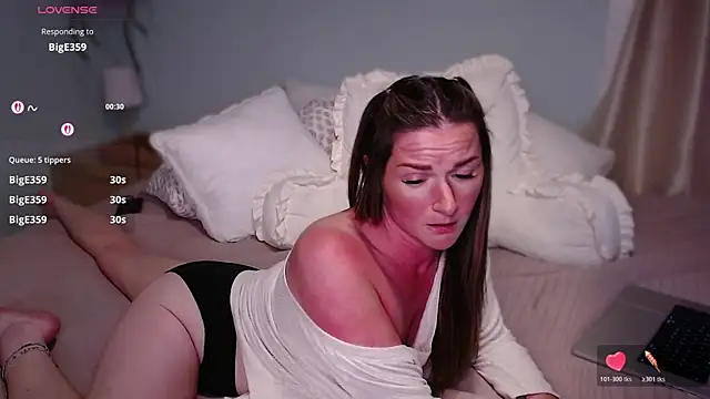 WickedWifeXO online show from June 8, 2026, 1:28 am