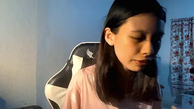 Snapshot of HenrietteRoses chatting on March 7, 2026, 3:31 pm HenrietteRoses online show from March 7, 2026, 3:31 pm