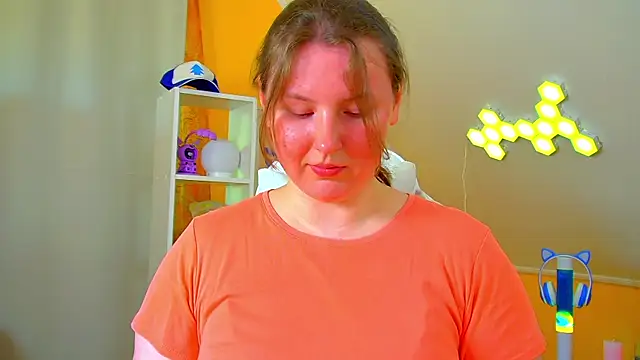 MelodyMoores online show from June 22, 2026, 6:32 am