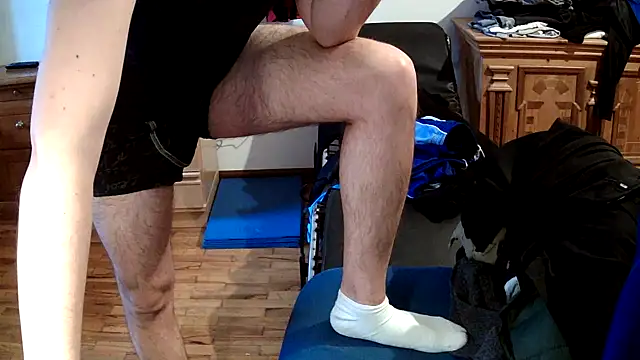 YoUnGbOy2018 online show from March 13, 2026, 3:51 pm