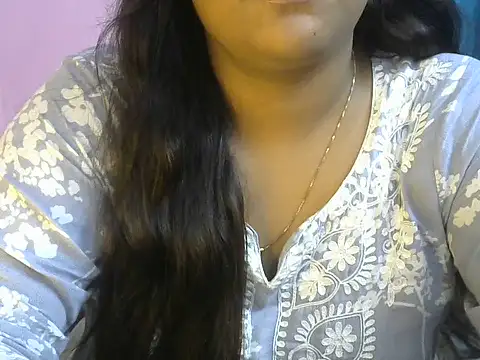 QUEEN-OF-QUEEN online show from July 7, 2026, 8:02 pm