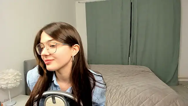 Snapshot of LareeGuzzo chatting on March 11, 2026, 6:14 pm LareeGuzzo online show from March 11, 2026, 6:14 pm