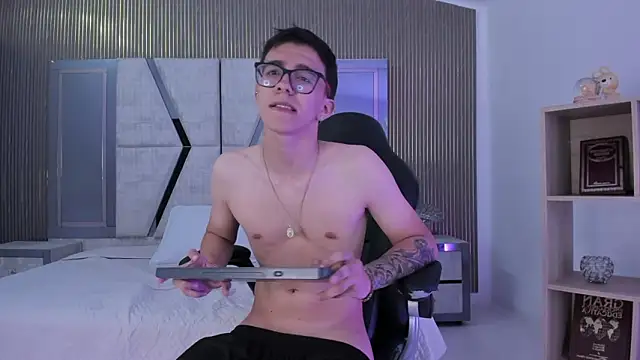 Snapshot of TylerCross_ chatting on March 11, 2026, 11:33 pm TylerCross online show from March 11, 2026, 11:33 pm