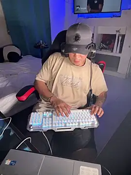 AngelLatinBoy online show from April 8, 2026, 2:33 am