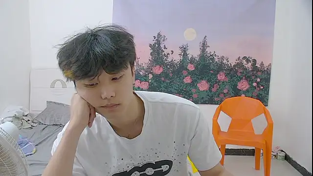 icecream-002 online show from May 13, 2026, 1:36 am