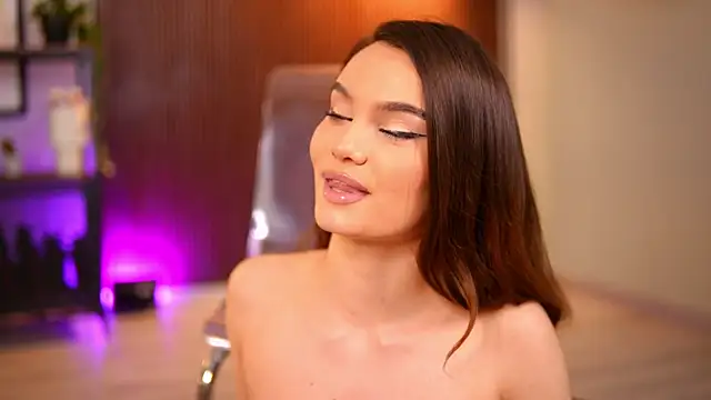 Lena Laurent online show from May 11, 2026, 4:04 pm