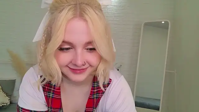 Snapshot of Sabrina_Roose chatting on April 14, 2026, 1:28 pm Sabrina Roose online show from April 14, 2026, 1:28 pm