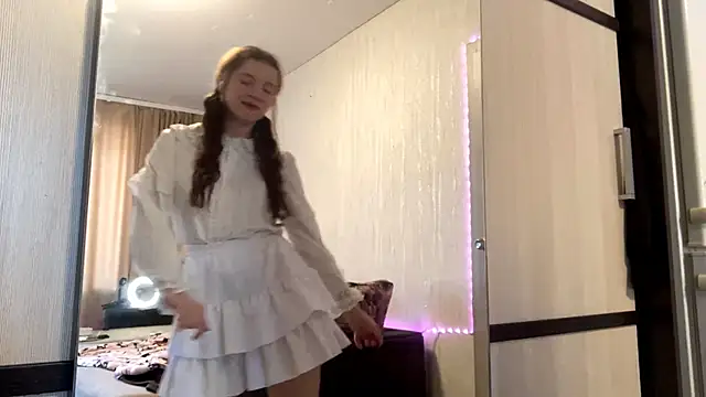 Snapshot of LynHaller chatting on March 10, 2026, 6:40 am LynHaller online show from March 10, 2026, 6:40 am