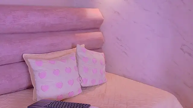 Snapshot of EmmaCollins01 chatting on March 12, 2026, 12:55 pm EmmaCollins01 online show from March 12, 2026, 12:55 pm